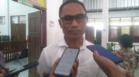 Saksi Ahli Pemohon, Mikael Feka, SH.,MH saat memberikan keterangan pers usai memberikan dipersidangan Praperadilan (Foto: Chen Rasi/SP)