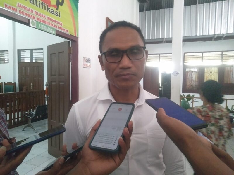 Saksi Ahli Pemohon, Mikael Feka, SH.,MH saat memberikan keterangan pers usai memberikan dipersidangan Praperadilan (Foto: Chen Rasi/SP)