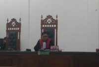Hakim Tunggal, I Putu Renata I Putra Pimpin Sidang Praperadilan dengan agenda kesimpulan, Jumat 14 Maret 2025 di Pengadilan Negeri Ende (Foto: Chen Rasi/SP)