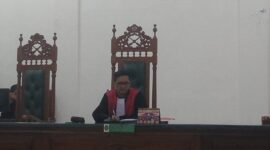 Hakim Tunggal, I Putu Renata I Putra Pimpin Sidang Praperadilan dengan agenda kesimpulan, Jumat 14 Maret 2025 di Pengadilan Negeri Ende (Foto: Chen Rasi/SP)