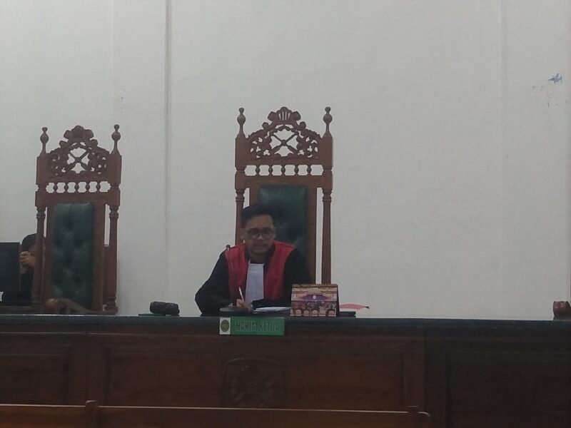 Hakim Tunggal, I Putu Renata I Putra Pimpin Sidang Praperadilan dengan agenda kesimpulan, Jumat 14 Maret 2025 di Pengadilan Negeri Ende (Foto: Chen Rasi/SP)