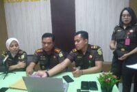 Kajari Ende, Zulfahmi sedang memberikan keterangan pers terkait penetapan tersangka YK (Foto: Chen Rasi/SP)