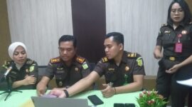 Kajari Ende, Zulfahmi sedang memberikan keterangan pers terkait penetapan tersangka YK (Foto: Chen Rasi/SP)