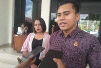 Kasi Intel Kejaksaan Negeri Ende, Nanda Yoga Rohmana sedang memberikan keterang Pers Soal Restorative Justice (Foto: Chen Rasi/SP)