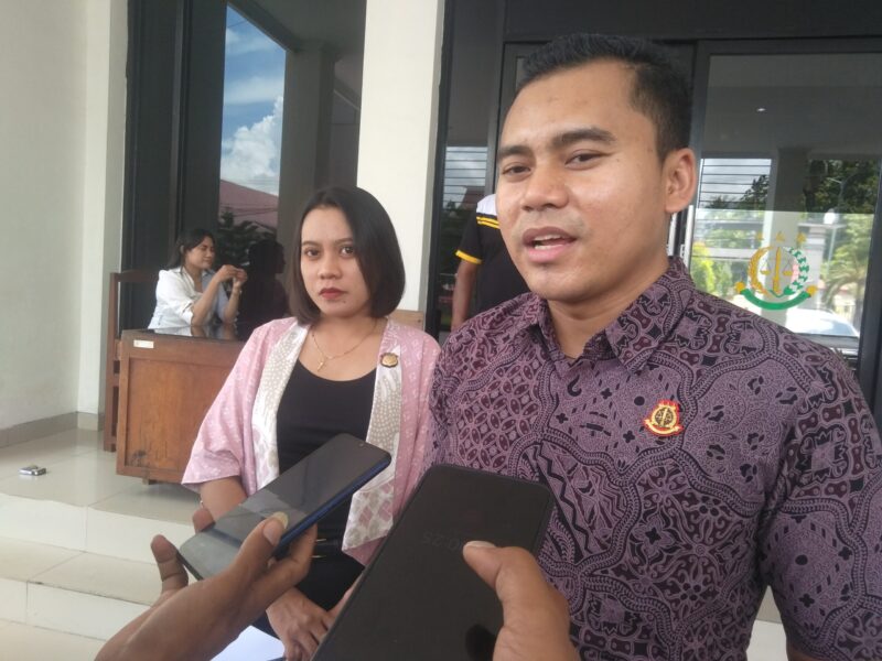 Kasi Intel Kejaksaan Negeri Ende, Nanda Yoga Rohmana sedang memberikan keterang Pers Soal Restorative Justice (Foto: Chen Rasi/SP)