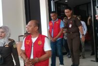 Tersangka YK dan CL Keluar Dari Ruangan Kejari Ende dengan menggunakan Baju Rompi dan Tangan Diborgol (Foto:Chen Rasi/Savanaparadise.com)
