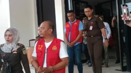 Tersangka YK dan CL Keluar Dari Ruangan Kejari Ende dengan menggunakan Baju Rompi dan Tangan Diborgol (Foto:Chen Rasi/Savanaparadise.com)