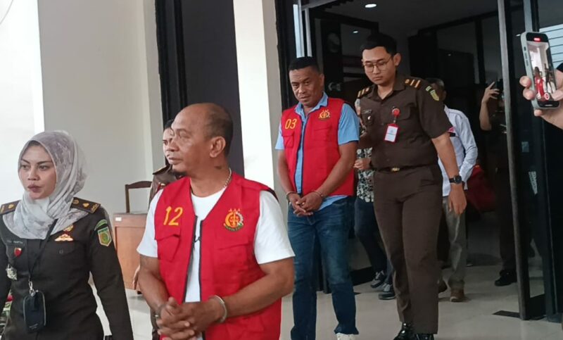 Tersangka YK dan CL Keluar Dari Ruangan Kejari Ende dengan menggunakan Baju Rompi dan Tangan Diborgol (Foto:Chen Rasi/Savanaparadise.com)
