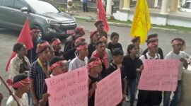 Massa demostrasi dari PMKRI Cabang Ende (Foto: Chen Rasi/SP)