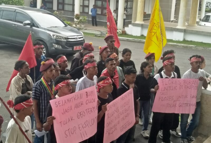 Massa demostrasi dari PMKRI Cabang Ende (Foto: Chen Rasi/SP)