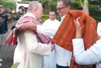 Wakil Gubernur NTT, Johanis Asadoma memberikan pengalungan kepada Mgr. Piero Pioppo (Foto: DC)