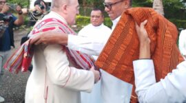 Wakil Gubernur NTT, Johanis Asadoma memberikan pengalungan kepada Mgr. Piero Pioppo (Foto: DC)