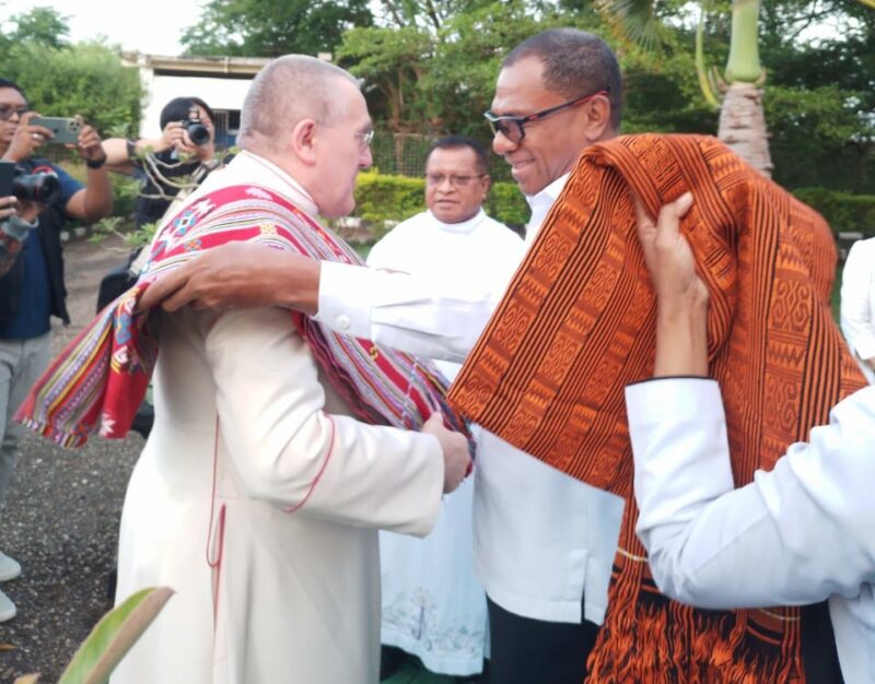 Wakil Gubernur NTT, Johanis Asadoma memberikan pengalungan kepada Mgr. Piero Pioppo (Foto: DC)