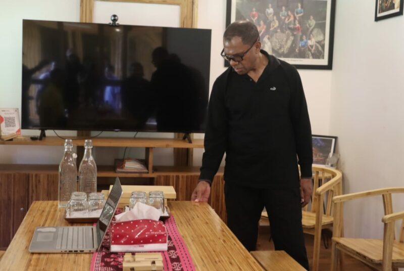 Wakil Gubernur NTT, Johanis Asadoma Tinjau Rumah Bambu Mosedia (Foto: FT)
