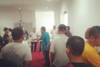Perwakilan kontraktor, Farid Embuwaru (baju kemeja biru) sedang marah-marah di Lantai 2 Kantor Bupati Ende (Foto: Chen Rasi/SP)