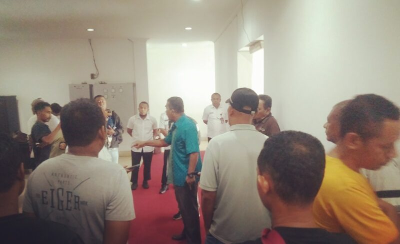 Perwakilan kontraktor, Farid Embuwaru (baju kemeja biru) sedang marah-marah di Lantai 2 Kantor Bupati Ende (Foto: Chen Rasi/SP)