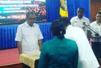 Bupati Ende, Yosef Benediktus Badeoda sedang menyaksikan penandatangan yang dilakukan Camat Kotabaru, Agustinus M. Sanggu bersama Ketua Tim Penggerak PKK dan Pembina Posyandu (Foto: Chen Rasi/SP) 