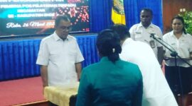 Bupati Ende, Yosef Benediktus Badeoda sedang menyaksikan penandatangan yang dilakukan Camat Kotabaru, Agustinus M. Sanggu bersama Ketua Tim Penggerak PKK dan Pembina Posyandu (Foto: Chen Rasi/SP) 