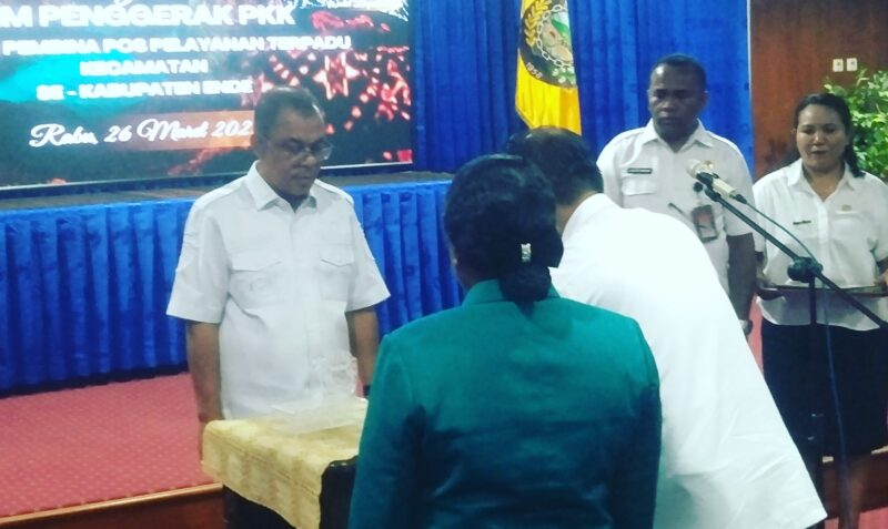 Bupati Ende, Yosef Benediktus Badeoda sedang menyaksikan penandatangan yang dilakukan Camat Kotabaru, Agustinus M. Sanggu bersama Ketua Tim Penggerak PKK dan Pembina Posyandu (Foto: Chen Rasi/SP) 