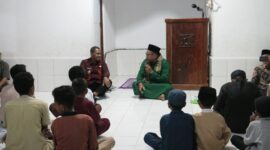 Wakil Gubernur NTT, Johanis Asadoma berbagi kasih dengan Anak-anak Panti Asuhan Attin (Foto: DC)