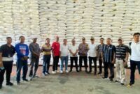 Bupati Ende, Yosef Benediktus Badeoda, Pimpinan DPRD Ende, Unsur Forkopimda, dan Pimpinan OPD mengecek langsung digudang (Foto: Chen Rasi/SP)