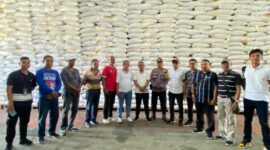 Bupati Ende, Yosef Benediktus Badeoda, Pimpinan DPRD Ende, Unsur Forkopimda, dan Pimpinan OPD mengecek langsung digudang (Foto: Chen Rasi/SP)