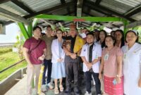 Gubernur NTT, Emanuel Melkiades Laka Lena berpose bersama Tenaga Kesehatan RSUD Kefamenanu (Foto: ALR)