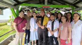 Gubernur NTT, Emanuel Melkiades Laka Lena berpose bersama Tenaga Kesehatan RSUD Kefamenanu (Foto: ALR)