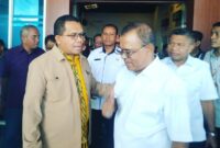 Gubernur NTT, Melki Laka Lena sedang berbincang dengan Bupati Ende, Yosef Benediktus Badeoda (Foto: Chen Rasi/SP)