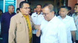 Gubernur NTT, Melki Laka Lena sedang berbincang dengan Bupati Ende, Yosef Benediktus Badeoda (Foto: Chen Rasi/SP)