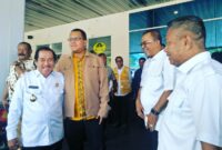 Kunker perdana di daratan Flores, Gubernur Melki Laka Lena disambut oleh, Bupati Ende, Yosef Benediktus Badeoda (kiri), Bupati Nagekeo, Simplisius Donatus (kanan), dan Wakil Bupati Ende, Dominikus Minggu Mere (kiri) saat tiba di Bandara H. Hasan Aroeboesman Ende (Foto: Chen Rasi/SP)