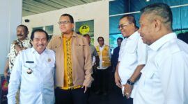 Kunker perdana di daratan Flores, Gubernur Melki Laka Lena disambut oleh, Bupati Ende, Yosef Benediktus Badeoda (kiri), Bupati Nagekeo, Simplisius Donatus (kanan), dan Wakil Bupati Ende, Dominikus Minggu Mere (kiri) saat tiba di Bandara H. Hasan Aroeboesman Ende (Foto: Chen Rasi/SP)