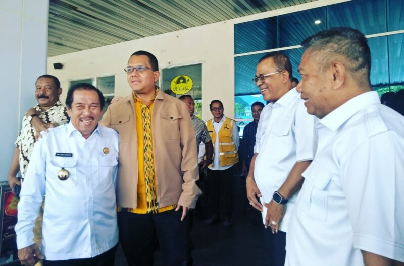 Kunker perdana di daratan Flores, Gubernur Melki Laka Lena disambut oleh, Bupati Ende, Yosef Benediktus Badeoda (kiri), Bupati Nagekeo, Simplisius Donatus (kanan), dan Wakil Bupati Ende, Dominikus Minggu Mere (kiri) saat tiba di Bandara H. Hasan Aroeboesman Ende (Foto: Chen Rasi/SP)