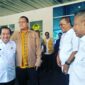 Kunker perdana di daratan Flores, Gubernur Melki Laka Lena disambut oleh, Bupati Ende, Yosef Benediktus Badeoda (kiri), Bupati Nagekeo, Simplisius Donatus (kanan), dan Wakil Bupati Ende, Dominikus Minggu Mere (kiri) saat tiba di Bandara H. Hasan Aroeboesman Ende (Foto: Chen Rasi/SP)