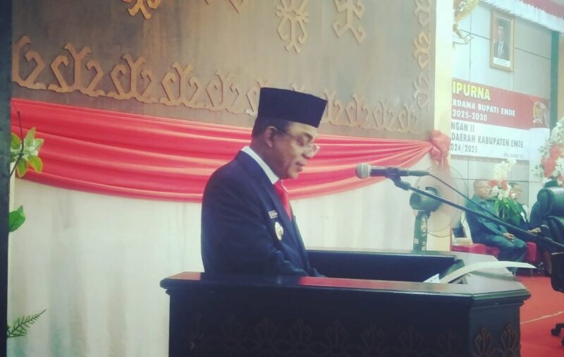 Bupati Kabupaten Ende, Yosef Benediktus Badeoda menyampaikan Pidato Perdananya pada Rapat Paripurna DPRD Kabupaten Ende (Foto: Chen Rasi/SP)