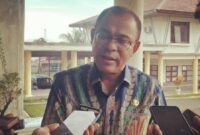 Bupati Kabupaten Ende, Yosef Benediktus Badeoda, SH.,MH saat memberikan keterangan pers di Halaman Kantor Bupati Ende (Foto: Chen Rasi/SP)
