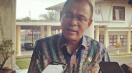 Bupati Kabupaten Ende, Yosef Benediktus Badeoda, SH.,MH saat memberikan keterangan pers di Halaman Kantor Bupati Ende (Foto: Chen Rasi/SP)