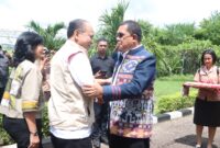 Mentri Koperasi, Budi Arie Setiadi berjabat tangan dengan Gubernur NTT, Melki Laka Lena saat tiba di Bandara El Tari Kupang saat kunjungan kerja ke NTT (Foto: DC)