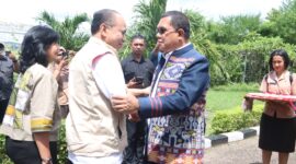 Mentri Koperasi, Budi Arie Setiadi berjabat tangan dengan Gubernur NTT, Melki Laka Lena saat tiba di Bandara El Tari Kupang saat kunjungan kerja ke NTT (Foto: DC)