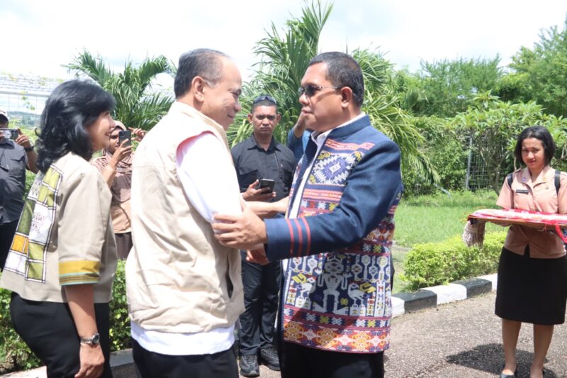 Mentri Koperasi, Budi Arie Setiadi berjabat tangan dengan Gubernur NTT, Melki Laka Lena saat tiba di Bandara El Tari Kupang saat kunjungan kerja ke NTT (Foto: DC)