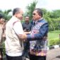 Mentri Koperasi, Budi Arie Setiadi berjabat tangan dengan Gubernur NTT, Melki Laka Lena saat tiba di Bandara El Tari Kupang saat kunjungan kerja ke NTT (Foto: DC)
