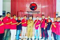 Wakil Bupati, Dominikus Minggu Mere foto bersama jajaran DPC PDI Perjuangan usai rapat internal partai (Foto: Chen Rasi/SP)