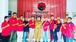 Wakil Bupati, Dominikus Minggu Mere foto bersama jajaran DPC PDI Perjuangan usai rapat internal partai (Foto: Chen Rasi/SP)