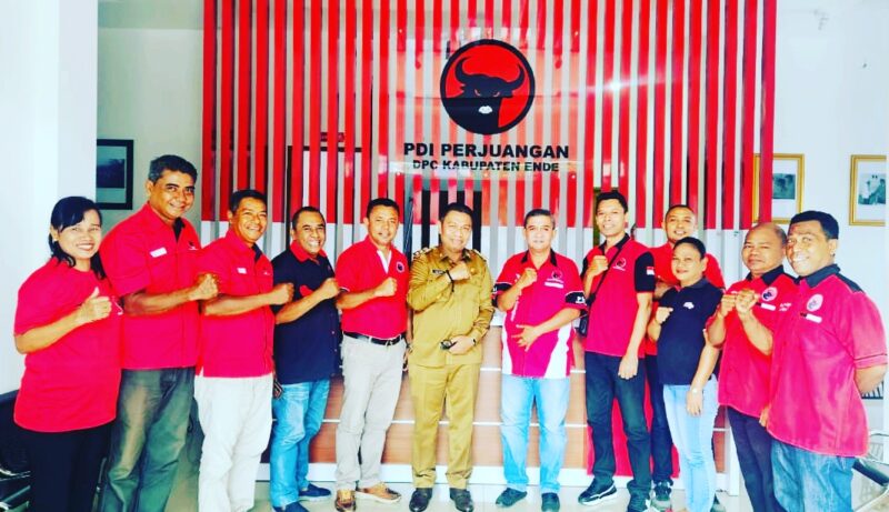 Wakil Bupati, Dominikus Minggu Mere foto bersama jajaran DPC PDI Perjuangan usai rapat internal partai (Foto: Chen Rasi/SP)