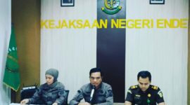 Kepala Kejaksaan Negeri Ende, Zulfahmi, SH,.MH, saat memberikan keterangan pers kepada awak media atas penyelidikan terhadap Lima Pejabat OPD Di Ende Terkait Dugaan Penyimpangan DAU dan DAK 49 M (Foto: Chen Rasi/SP)
