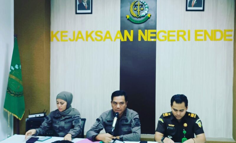 Kepala Kejaksaan Negeri Ende, Zulfahmi, SH,.MH, saat memberikan keterangan pers kepada awak media atas penyelidikan terhadap Lima Pejabat OPD Di Ende Terkait Dugaan Penyimpangan DAU dan DAK 49 M (Foto: Chen Rasi/SP)