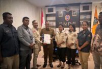 Bupati Kabupaten Ende, Yosef Benediktus Badeoda menerima berkas laporan penyelenggaraan Pilkada serentak 2024 dan Pengelolaan Dana Hibah oleh KPU Kabupaten Ende (Foto: Istimewa)
