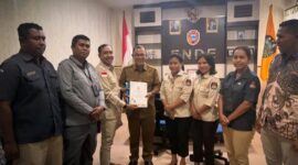 Bupati Kabupaten Ende, Yosef Benediktus Badeoda menerima berkas laporan penyelenggaraan Pilkada serentak 2024 dan Pengelolaan Dana Hibah oleh KPU Kabupaten Ende (Foto: Istimewa)