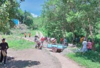 Puluhan Umat Lingkungan St. Yoseph Kotakadhe bergotong royong perbaiki jalan rusak (Foto:Chen Rasi/SP)