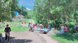 Puluhan Umat Lingkungan St. Yoseph Kotakadhe bergotong royong perbaiki jalan rusak (Foto:Chen Rasi/SP)